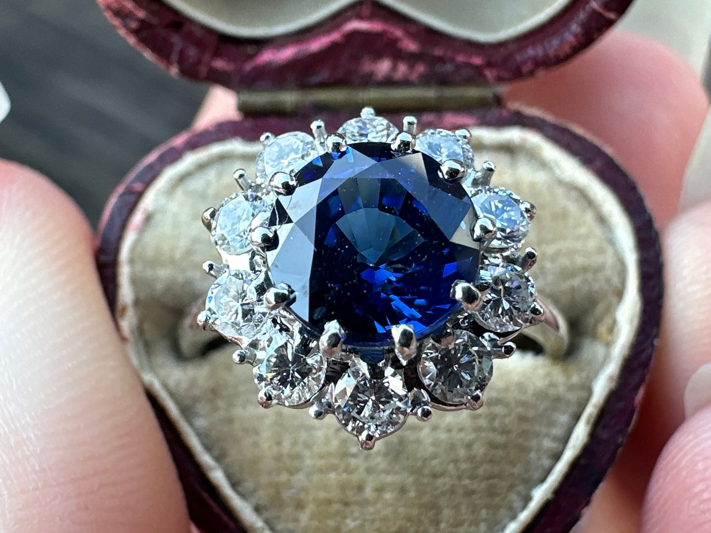 NATURAL SAPPHIRE AND DIAMOND CLUSTER RING IN 18KT WHITE GOLD