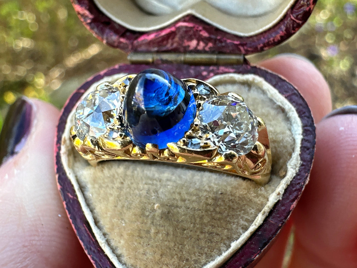 VICTORIAN SAPPHIRE AND DIAMOND TRILOGY RING IN 18KT YELLOW GOLD