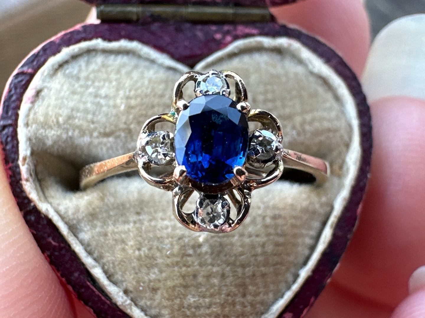 FLORAL SAPPHIRE AND DIAMOND CLUSTER RING IN 14KT GOLD