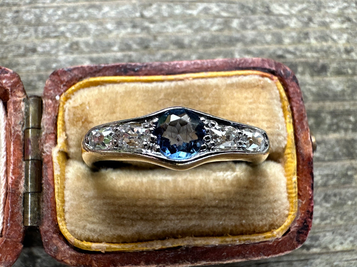 SAPPHIRE AND OLD CUT DIAMOND BAND IN 18KT YELLOW GOLD AND PLATINUM