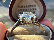 Load image into Gallery viewer, ANTIQUE OLD EUROPEAN CUT SOLITAIRE RING IN PLATINUM
