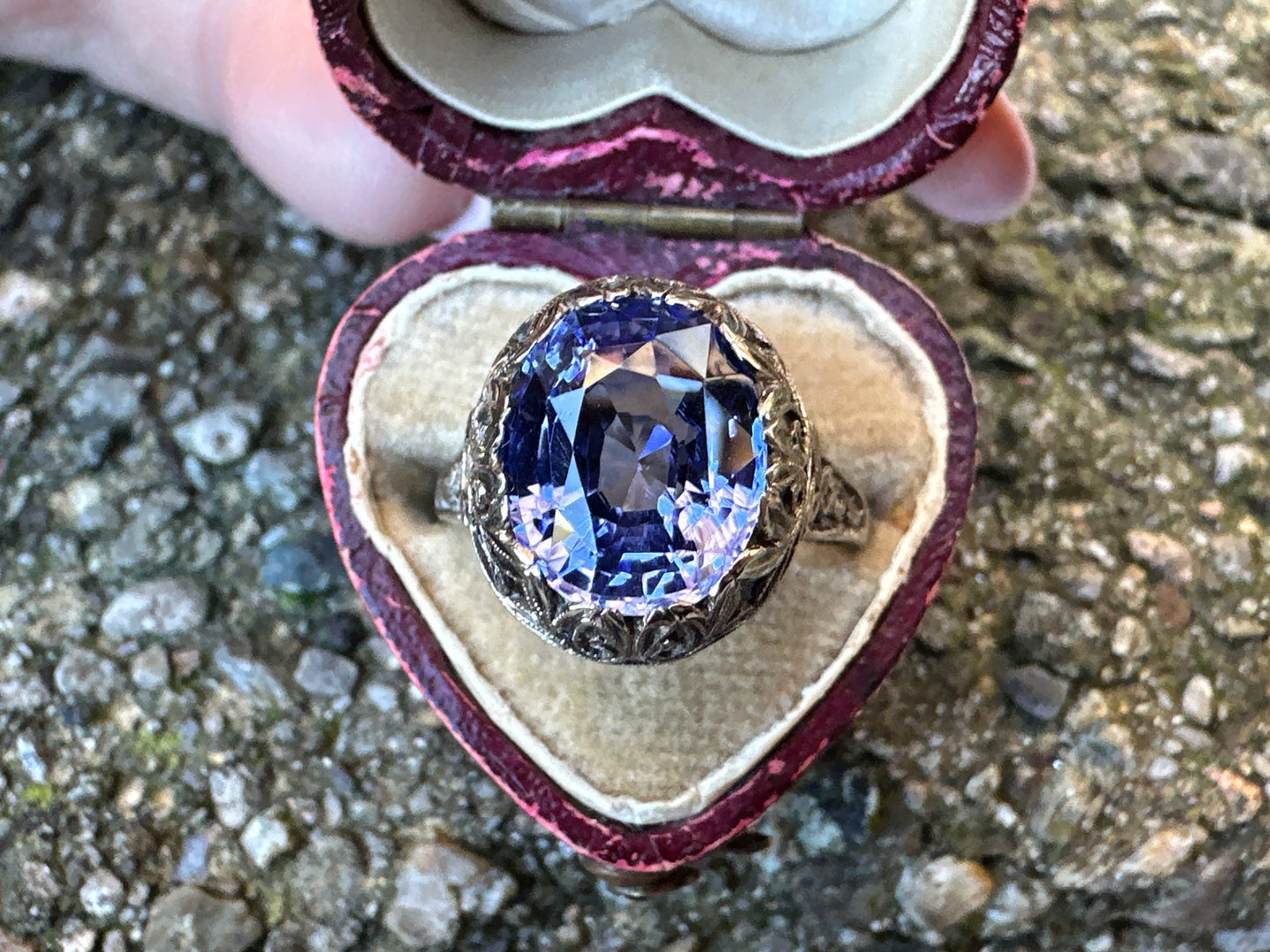 ANTIQUE SAPPHIRE FILIGREE RING IN 18KT WHITE GOLD