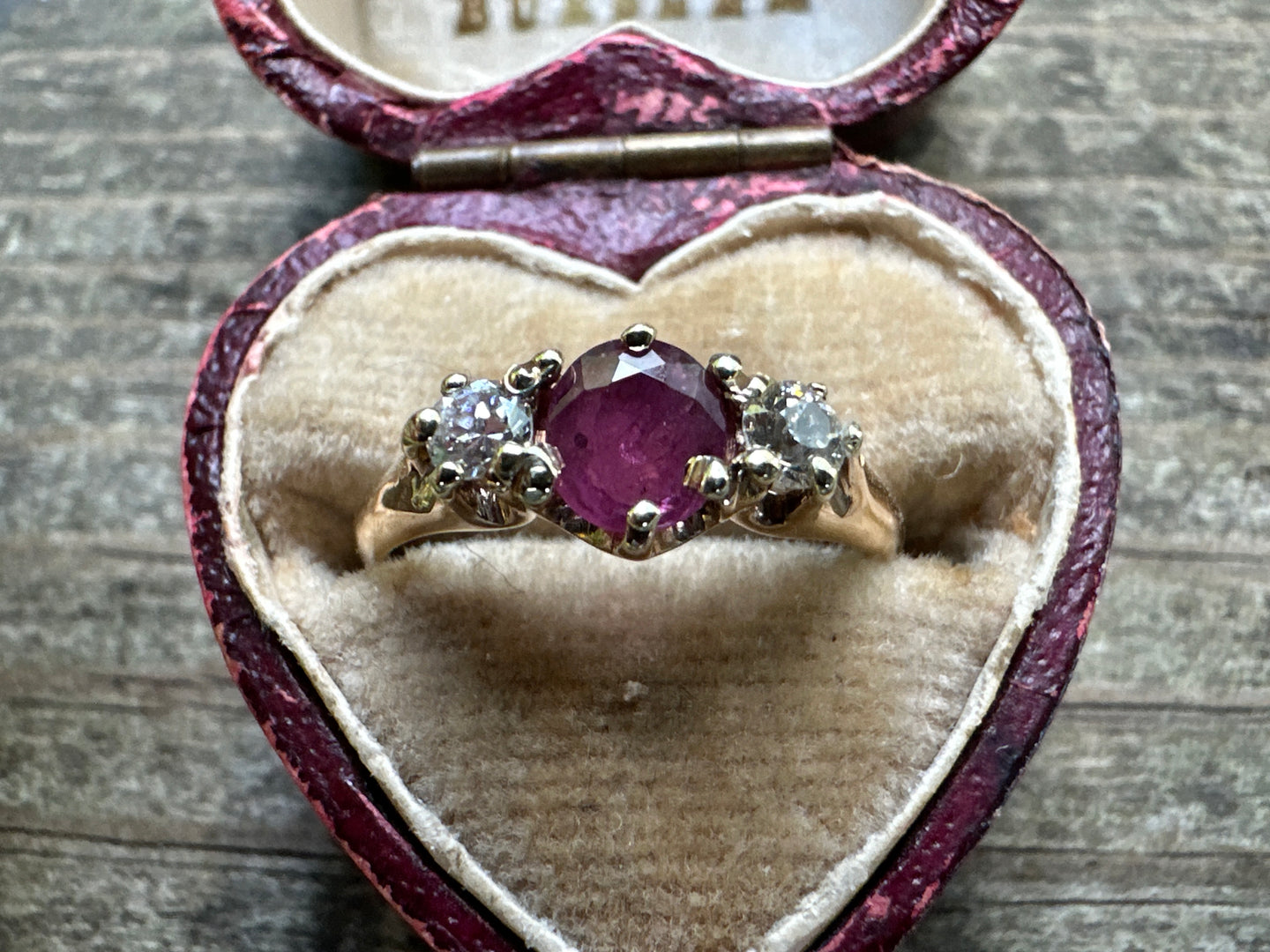 ANTIQUE RUBY AND DIAMOND TRILOGY RING IN 14KT YELLOW GOLD