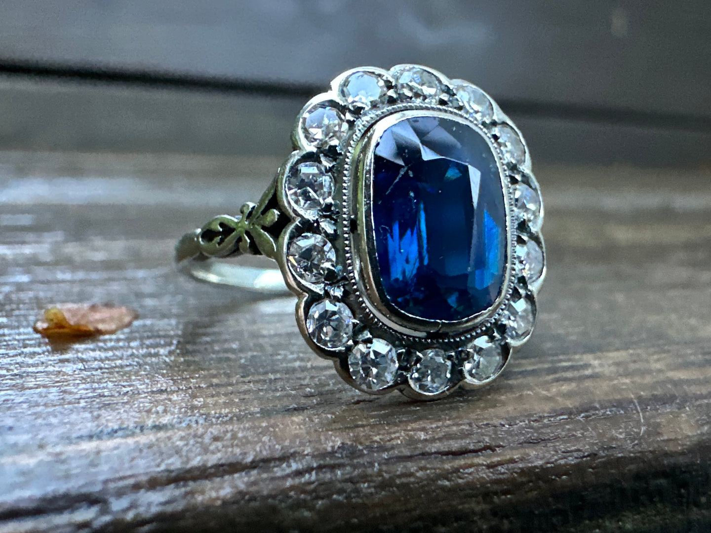 EARLY ART DECO SAPPHIRE AND DIAMOND RING IN 18KT WHITE GOLD