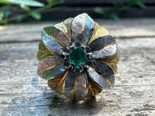 Load image into Gallery viewer, VINTAGE EMERALD FLOWER RING IN 18KT GOLD
