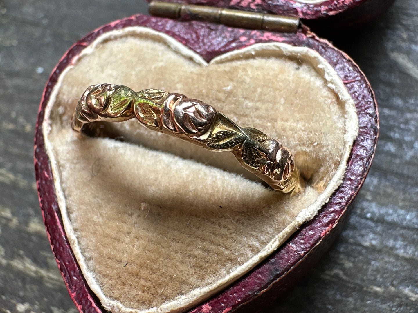 ANTIQUE FLOWER AND LEAVES BAND IN 14KT GOLD BY JABEL