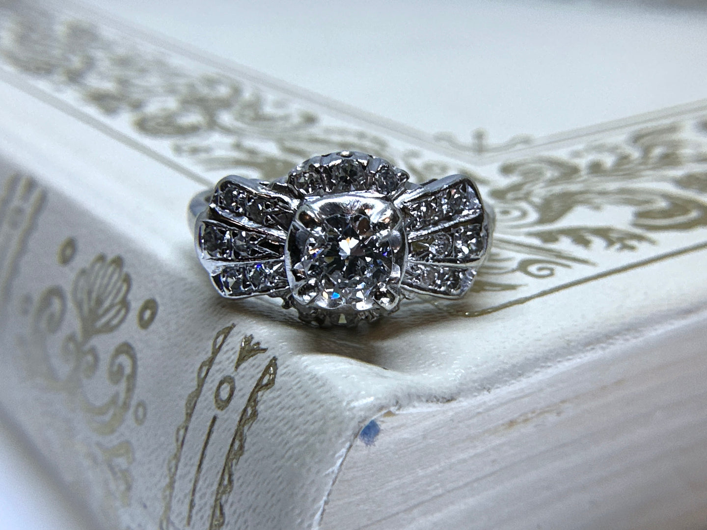 VINTAGE BOW TIE DIAMOND RING IN 14KT WHITE GOLD
