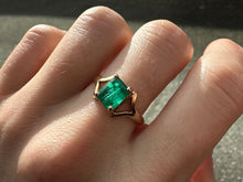 Load image into Gallery viewer, VINTAGE EMERALD RING IN 18KT YELLOW GOLD
