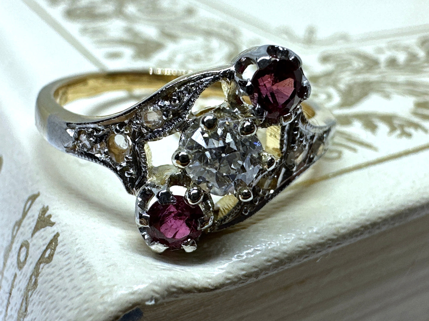 FRENCH ART NOUVEAU DIAMOND AND RUBY RING IN 18KT YELLOW GOLD