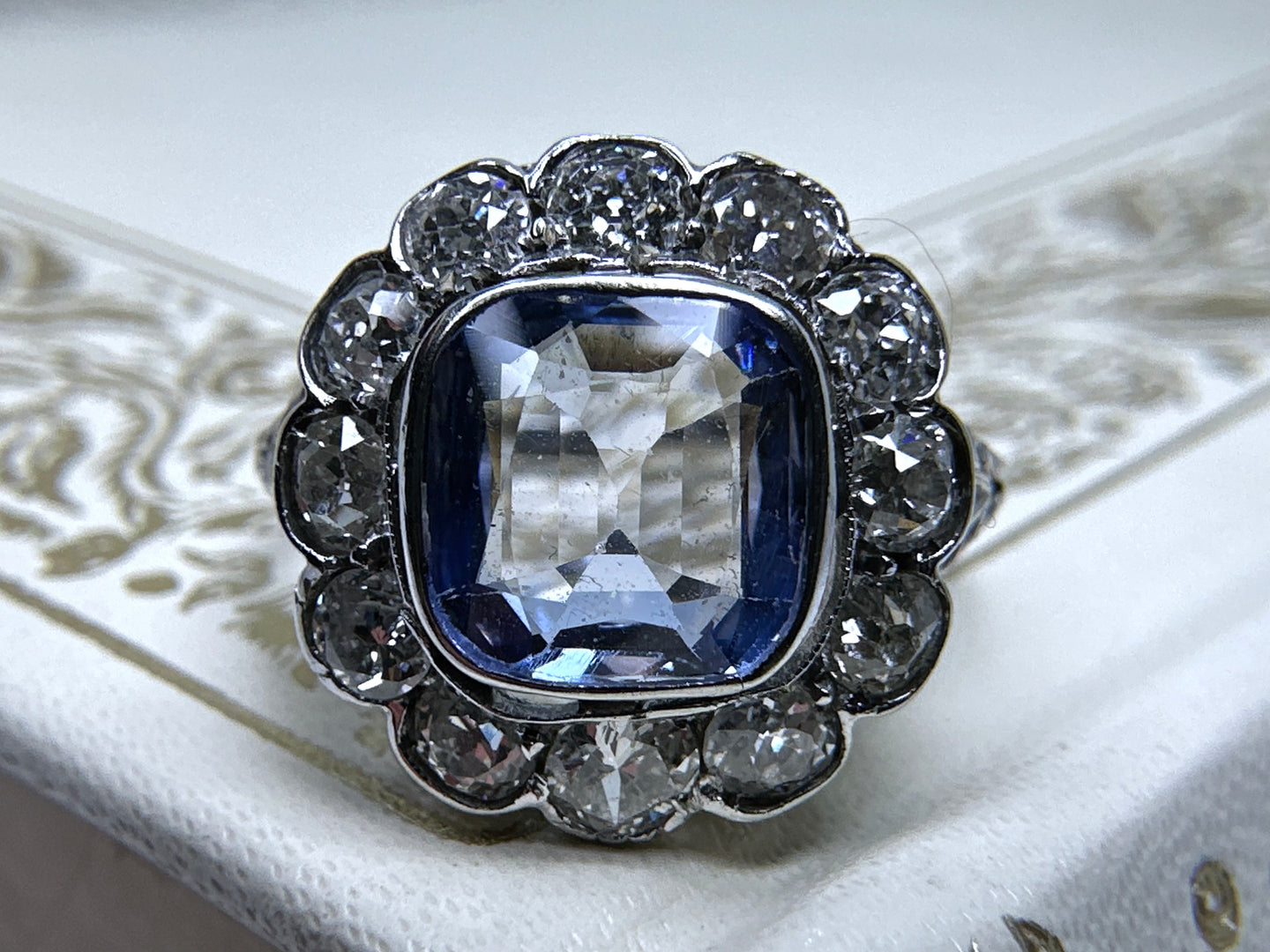 ANTIQUE SAPPHIRE AND DIAMOND CLUSTER RING IN 18KT WHITE GOLD
