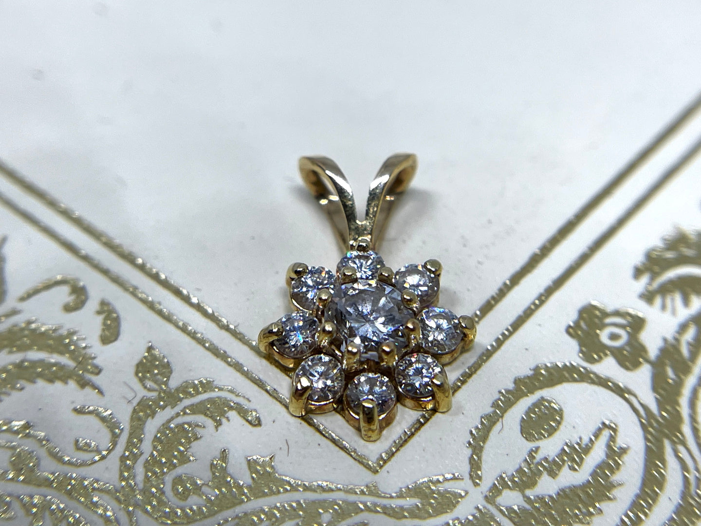 CLUSTER DIAMOND PENDANT IN 14KT GOLD WITH CHAIN