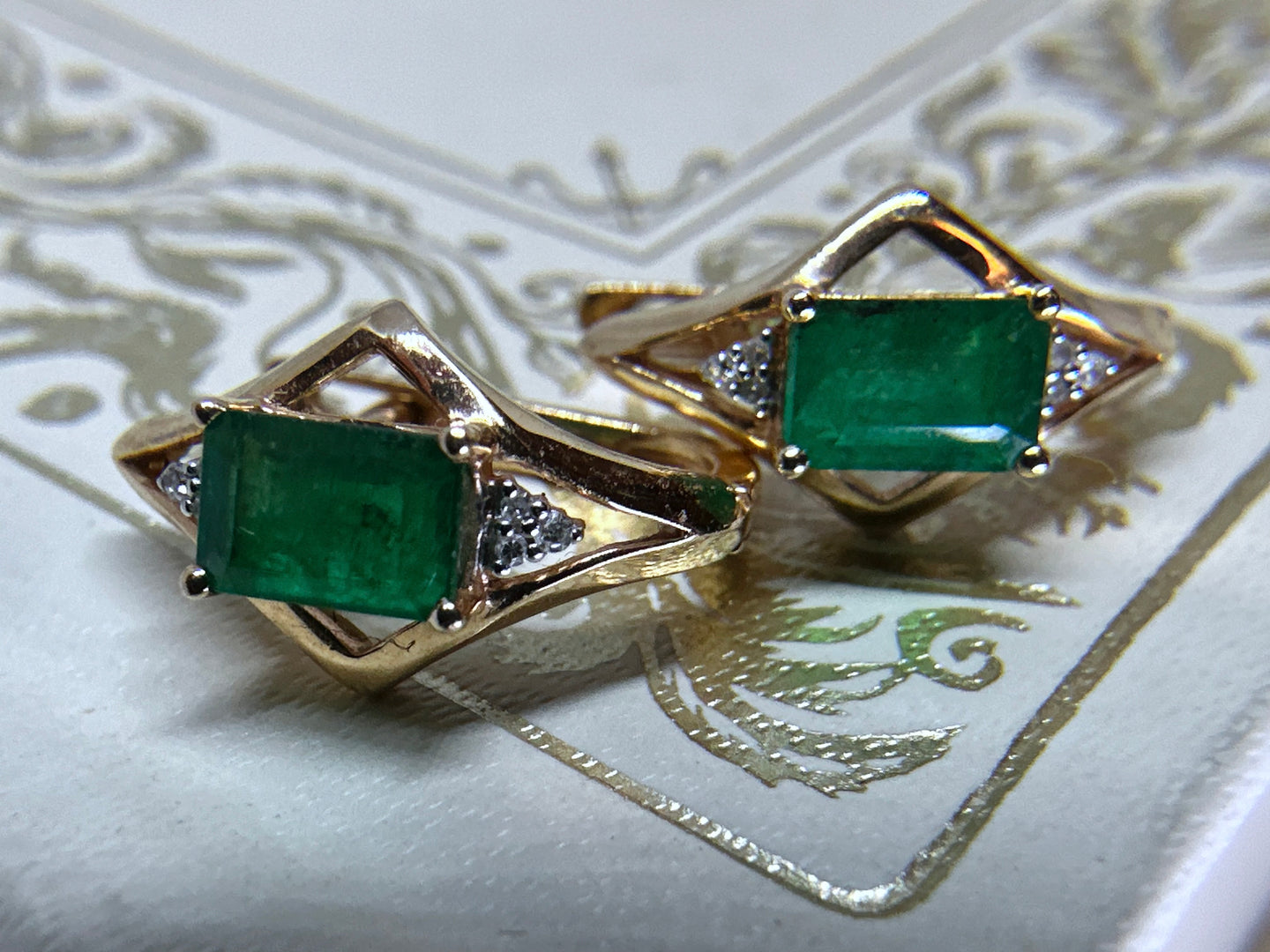 EMERALD AND DIAMOND EARRINGS IN 14KT YELLOW GOLD