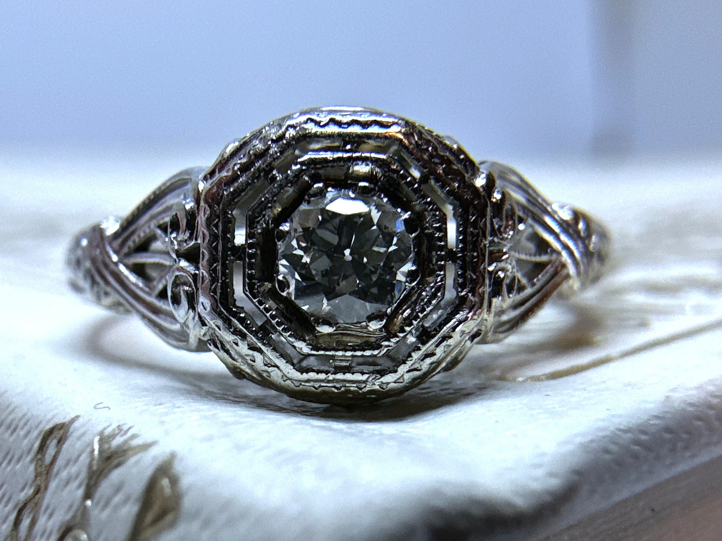 ART DECO SOLITAIRE DIAMOND RING IN 18KT WHITE GOLD