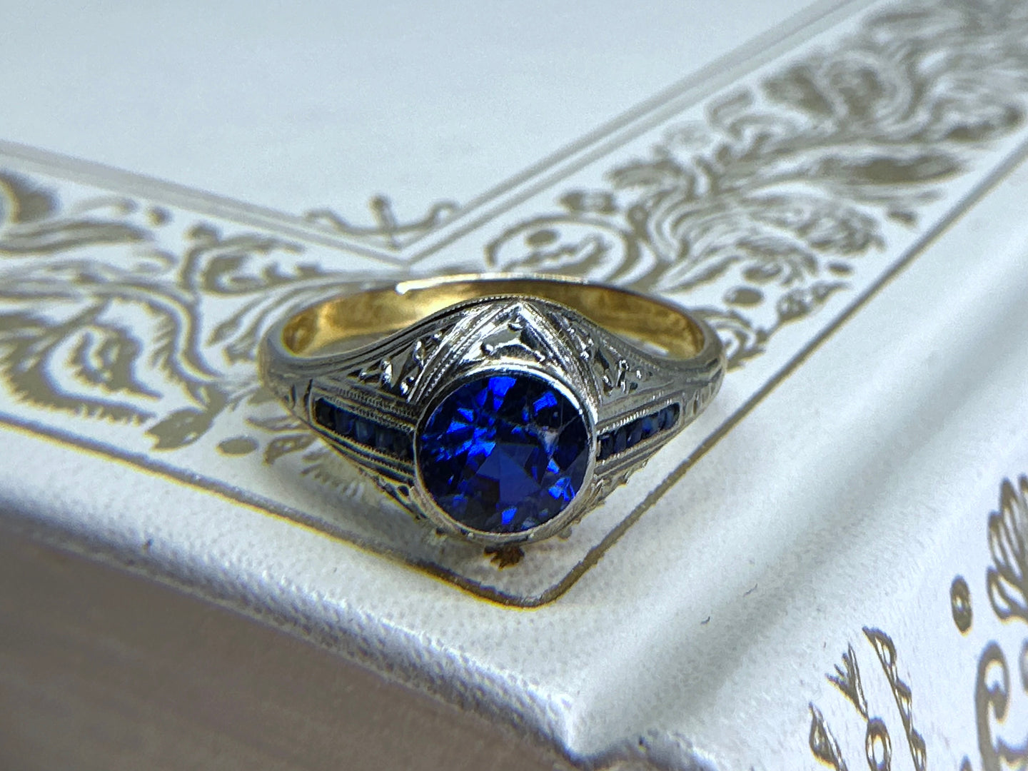 ART DECO SAPPHIRE RING IN 18KT TWO-TONE GOLD