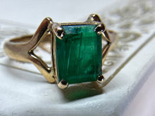 Load image into Gallery viewer, VINTAGE EMERALD RING IN 18KT YELLOW GOLD
