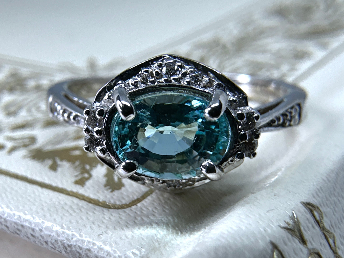 PARAIBA COLOR TOURMALINE AND DIAMOND RING IN 18KT WHITE GOLD